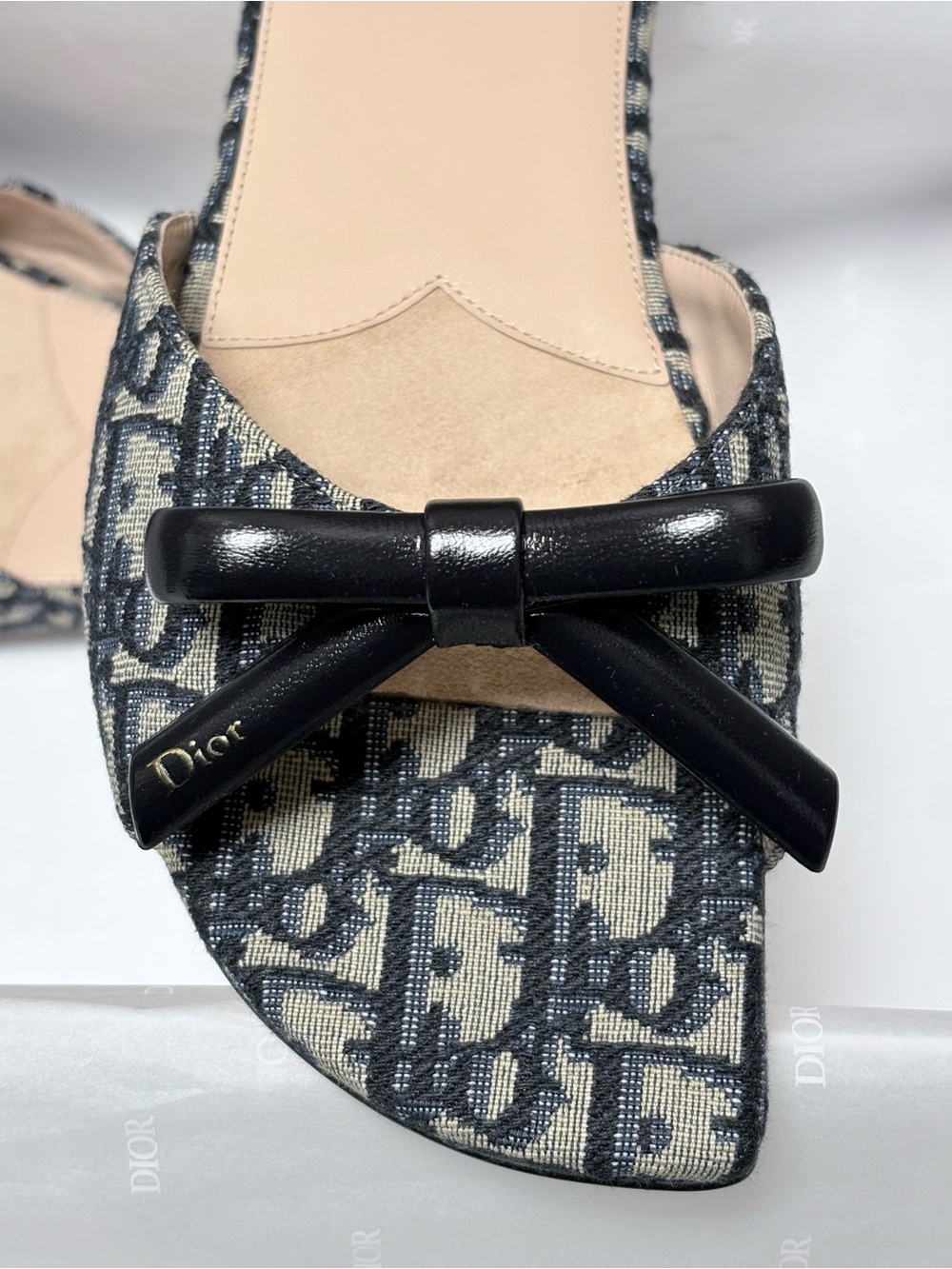 Dior Bow Slide
Deep Blue Dior Oblique - Picture 3 of 7